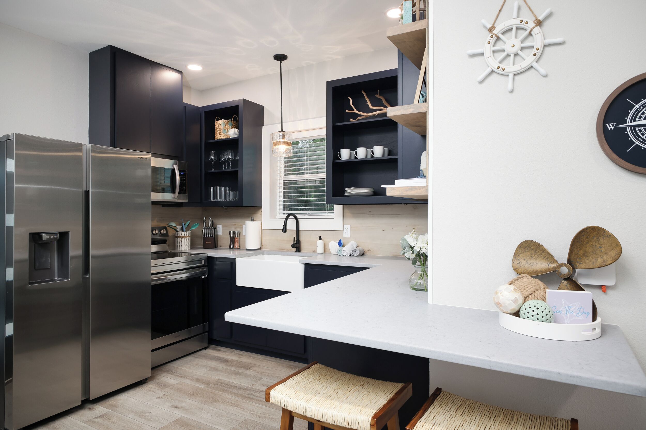 Een koelkast, een magnetron, een oven, een kookplaat