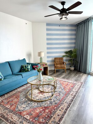 公寓式客房, 多张床, 阳台, 海洋景观 (The Palms of Destin Resort 2813) | 起居区 | 55-英寸纯平电视（配备数码频道）