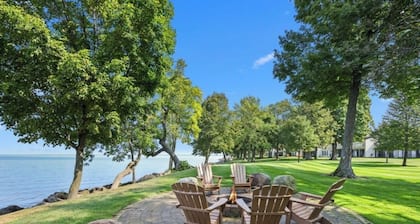 Charming Waterfront Lake Villa on Mille Lacs Lake