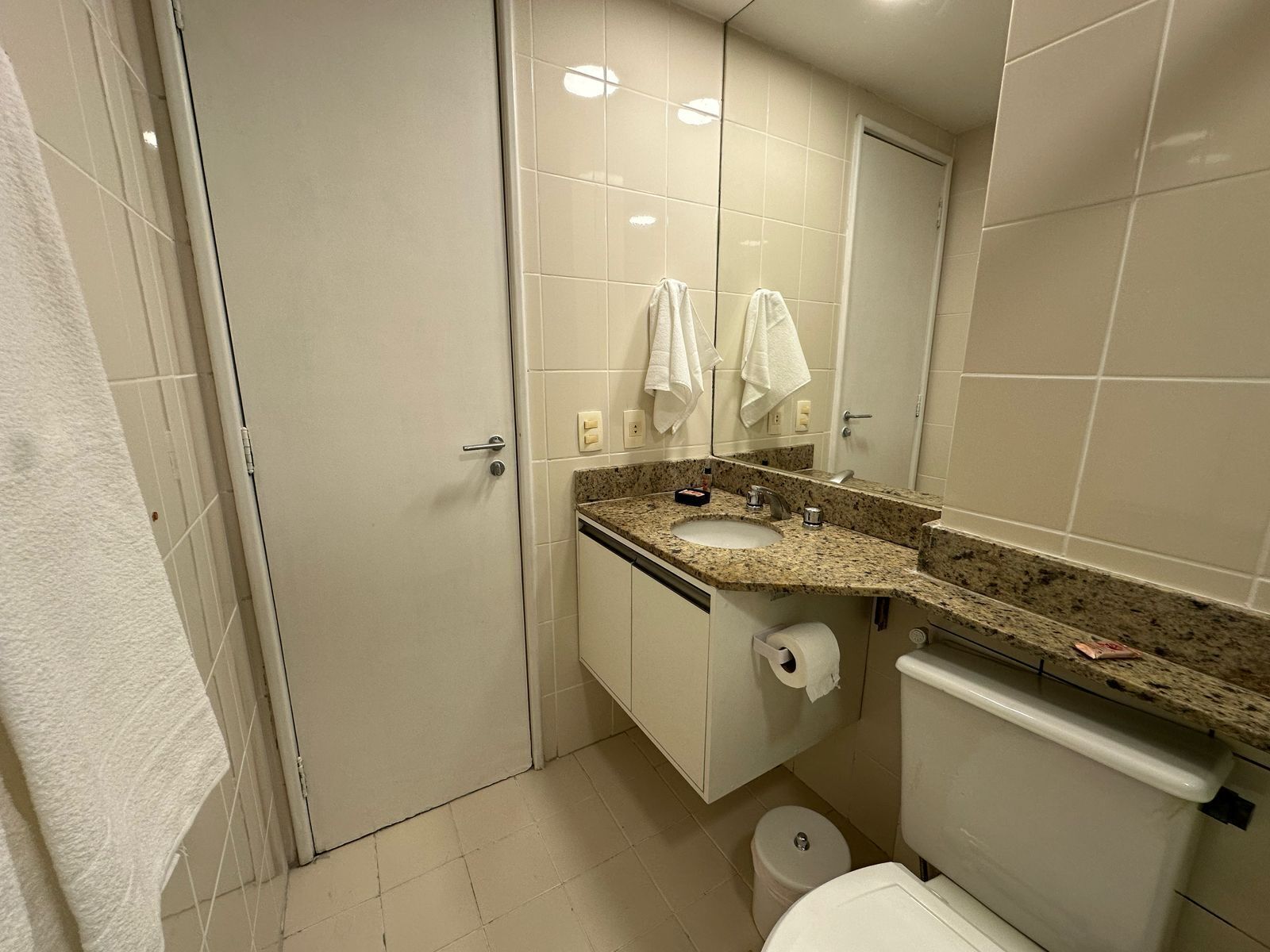 Hårtørrer, håndklæder, Sæbe, Toiletpapir
