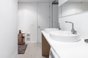Hiustenkuivaaja, pyyhkeet, vessapaperi