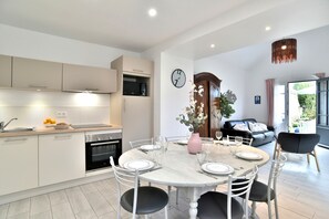 Fridge, microwave, oven, dishwasher - La Petite Jeanne (Cancale)