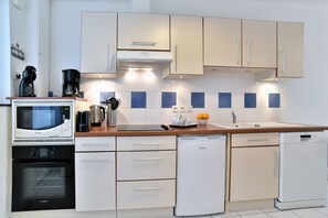 Fridge, oven, dishwasher, coffee/tea maker