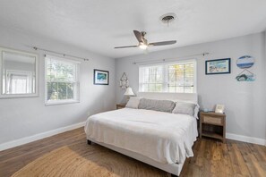 3 chambres, bureau, fer et planche à repasser, lit de bébé portatif