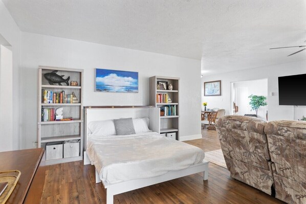 3 chambres, bureau, fer et planche à repasser, lit de bébé portatif