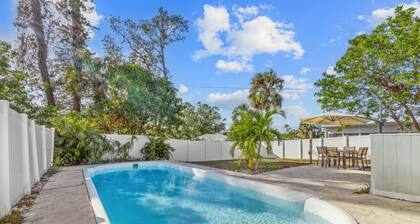 Private Sarasota Pool Home. Close to Beaches. Fenced Yard. Pet Friendly