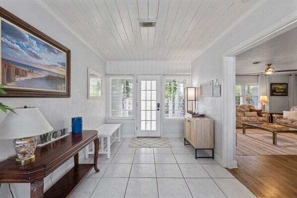 Smart TV, books - Private Sarasota Pool Home. Close to Beaches. Fenced Yard. Pet Friendly (Sarasota)