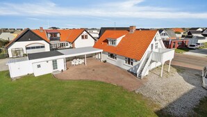 Un quartier résidentiel où les maisons se distinguent par leurs toits recouverts de tuiles rouges et leurs façades blanches.