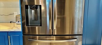 Spacious and Elegant 2-story guest suite with AC, WiFi by UVIC