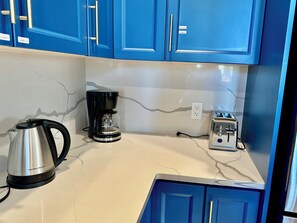 Interior - Spacious and Elegant 2-story guest suite with AC, WiFi by UVIC (Victoria)