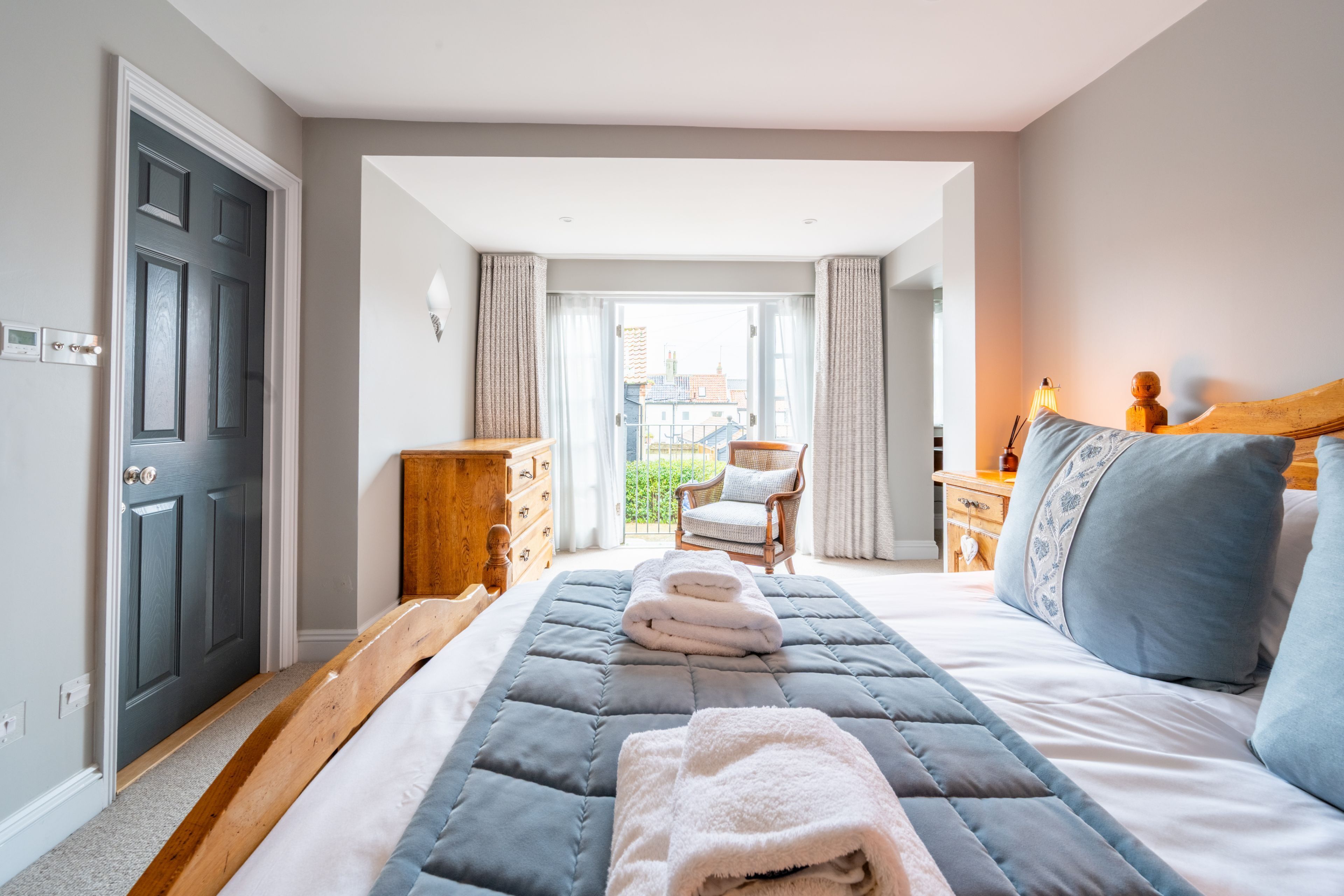 4 bedrooms, iron/ironing board, Internet, bed sheets