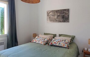 3 bedrooms, travel cot, free WiFi, bed sheets
