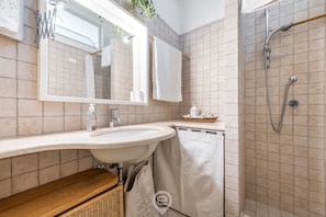 Ducha, secador de pelo, bidé y toallas