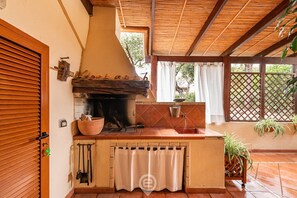 Køleskab, mikrobølgeovn, kogeplade, kaffe-/temaskine