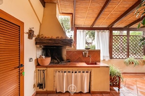 Kühlschrank, Mikrowelle, Herdplatte, Wasserkocher mit Kaffee-/Teezubehör