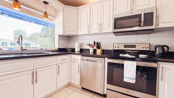 House | 3 bedrooms, desk