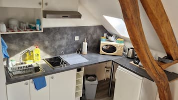 Réfrigérateur, micro-ondes, plaque de cuisson, cafetière/bouilloire