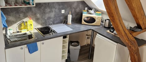 Réfrigérateur, micro-ondes, plaque de cuisson, cafetiÚre/bouilloire