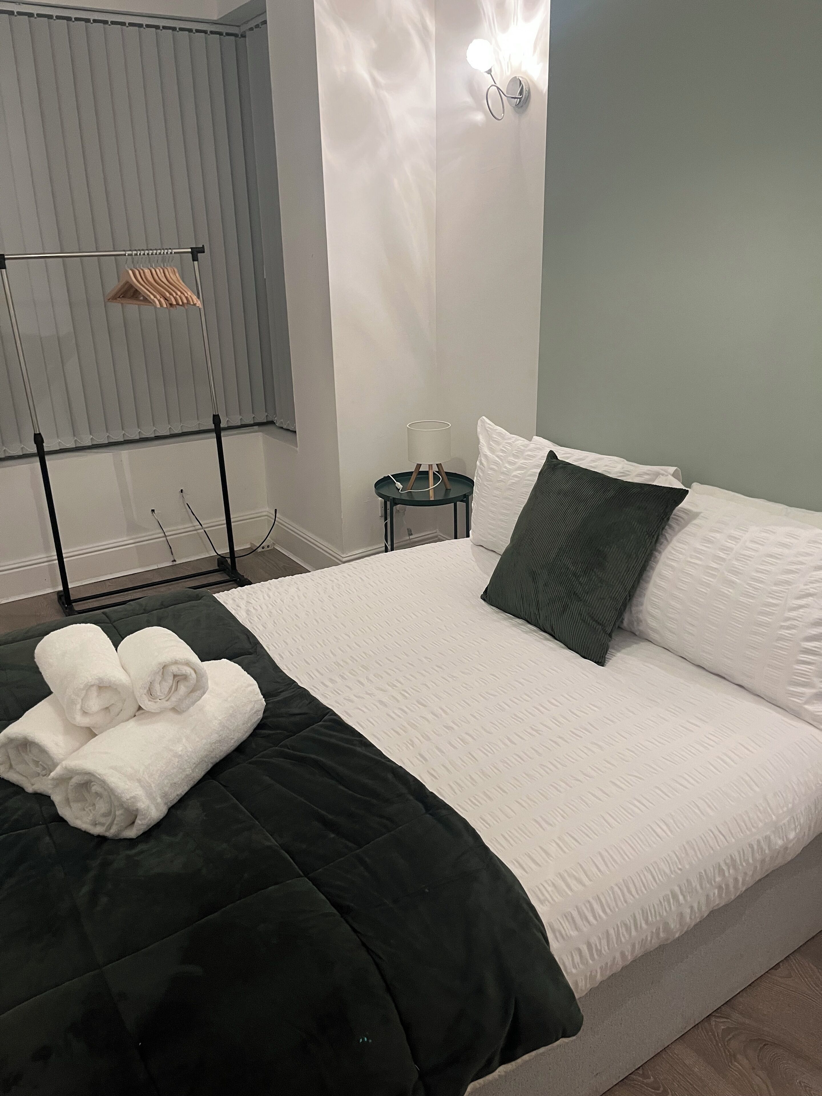 5 bedrooms, iron/ironing board, WiFi, bed sheets