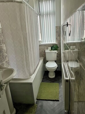 ヘアドライヤー、タオル、石鹸、トイレットペーパー