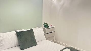 5 bedrooms, iron/ironing board, WiFi, bed sheets