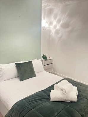 5 habitaciones, tabla de planchar con plancha, wifi y ropa de cama 