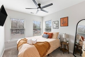 3 bedrooms, desk, free WiFi, bed sheets - Stylish 3BR Park Circle Home + Free Parking (Charleston)