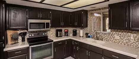 Køleskab, mikrobølgeovn, ovn, kogeplade