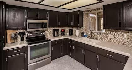 Spacious 2BR2BA Home Near Windsor Beach & Downtown