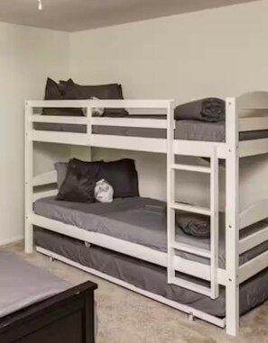 2 habitaciones, escritorio y tabla de planchar con plancha 