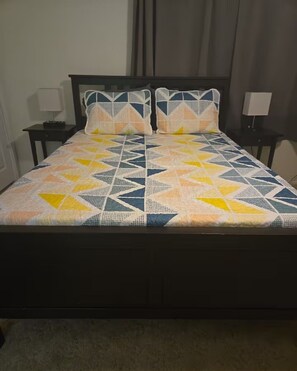 2 sovrum, skrivbord, strykjärn/strykbräda och resesäng