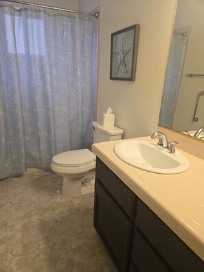 Dusch, hårtork, handdukar och tvål