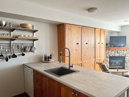 Top floor studio condo at Creekside - pet friendly, views, ski-in/out access