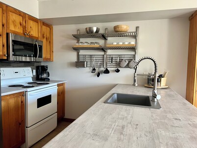 Top floor studio condo at Creekside - pet friendly, views, ski-in/out access