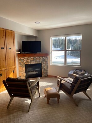 Televisie en een open haard