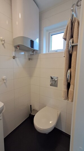 Tweepersoonskamer, uitzicht op zee | Badkamer | Een douche, een haardroger, handdoeken, zeep