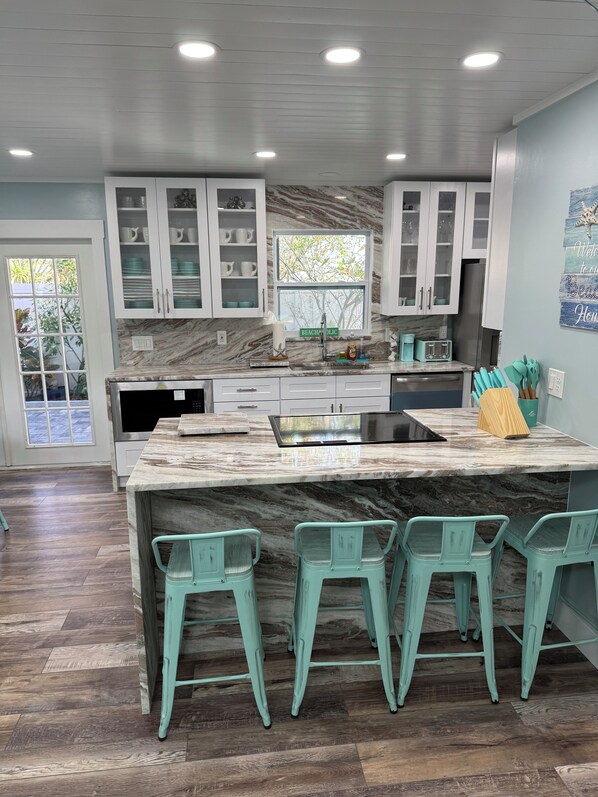 Een koelkast, een magnetron, een oven, een kookplaat