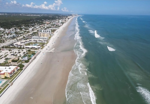 Luxury 3BR Townhouse Walk to Beach • Pet-Friendly • Boat Parking • Sleeps 8