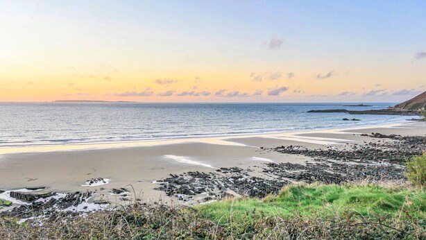A coastal landscape with a beach, rocky outcrops, and a clear sky. - Lovely apartment in Saint-Christophe-du-Fo (Saint-Christophe-du-Fo)