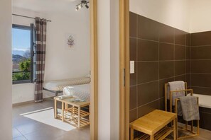 2 室のベッドルーム、アイロン / アイロン台、WiFi、ベッドシーツ