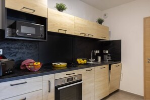 Een koelkast, een microgolfoven, een oven, een kookplaat