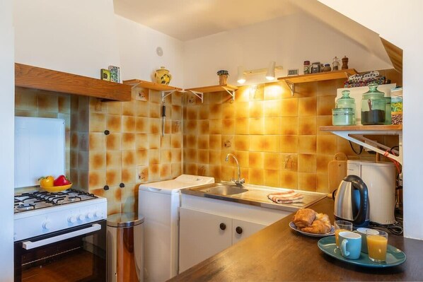 Een koelkast, een microgolfoven, een oven, een kookplaat