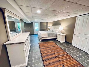 5 bedrooms, desk, iron/ironing board, WiFi