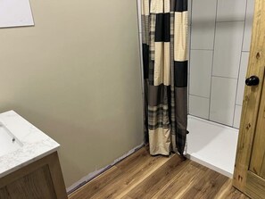 Een douche, een haardroger, handdoeken, toiletpapier