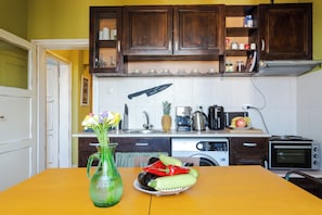 Fridge, oven, stovetop, dishwasher