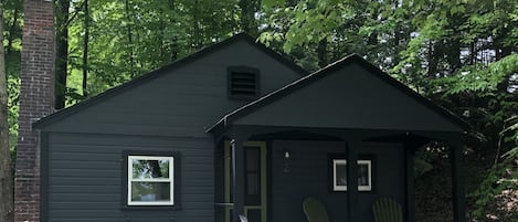 Cabaña, patio, vista al lago | 2 habitaciones, wifi gratis y ropa de cama