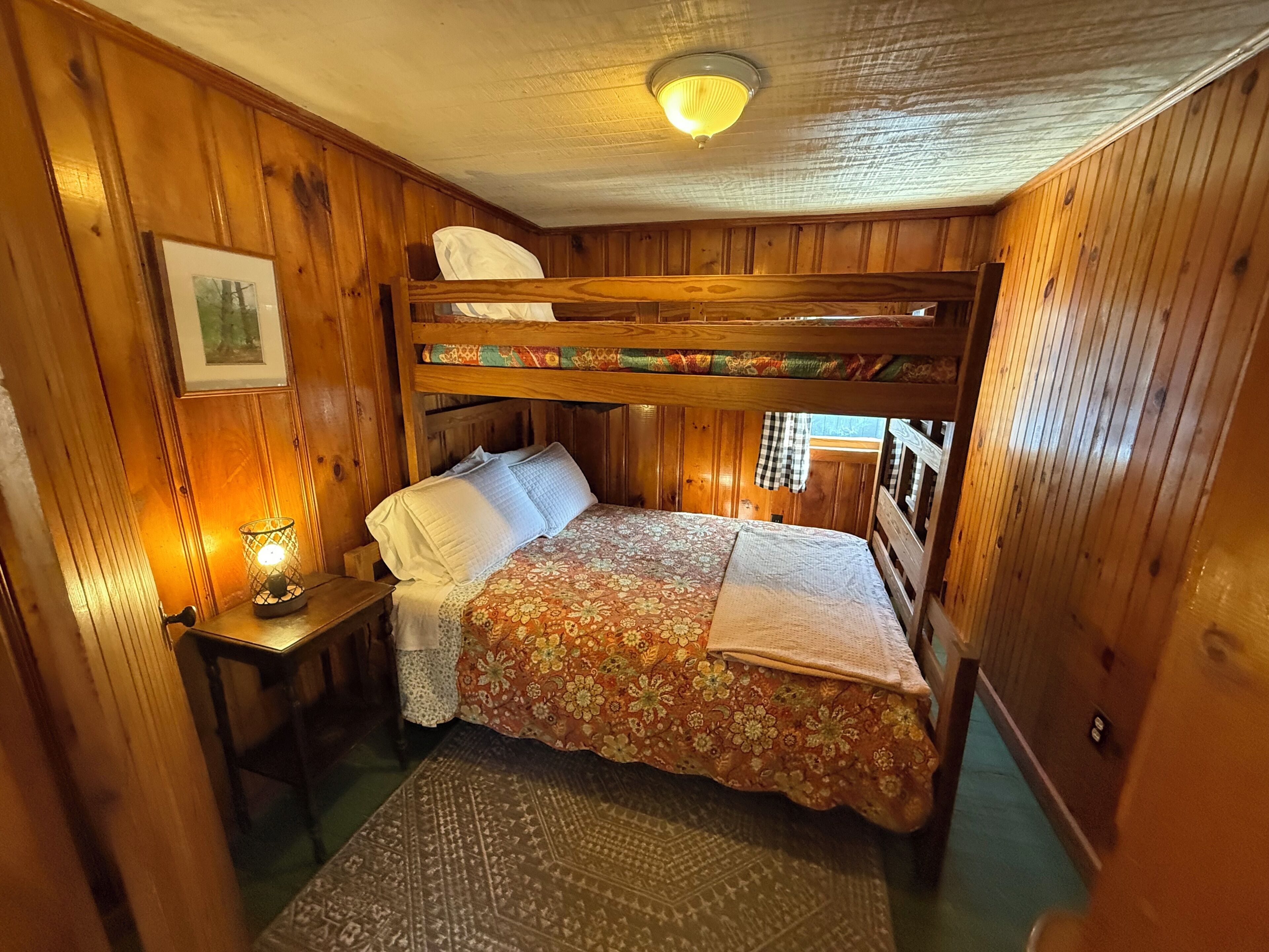 Cabaña clásica, vista al lago | Wifi gratis y ropa de cama 