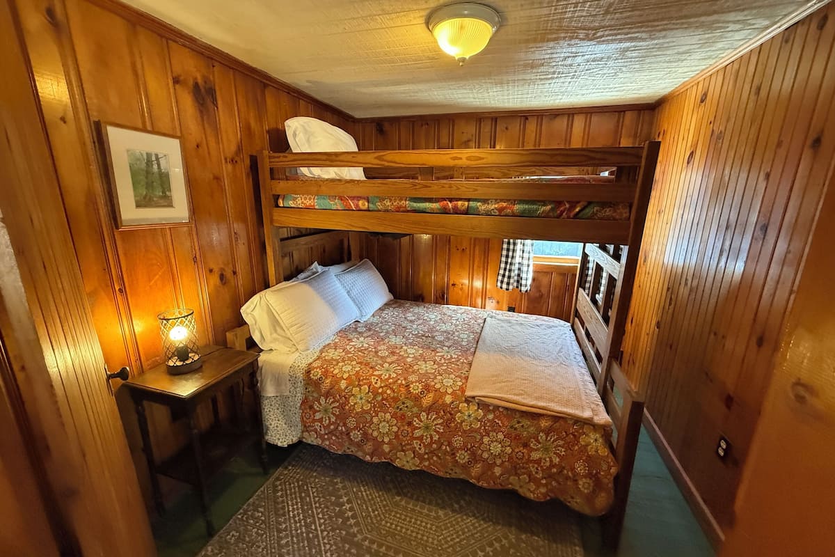 Cabaña clásica, vista al lago | Wifi gratis y ropa de cama