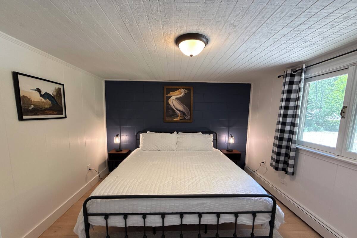 Suite 8 - No Pets | WiFi (free), bed sheets