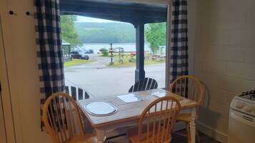 Suite 2 - No Pets | Essbereich im Zimmer